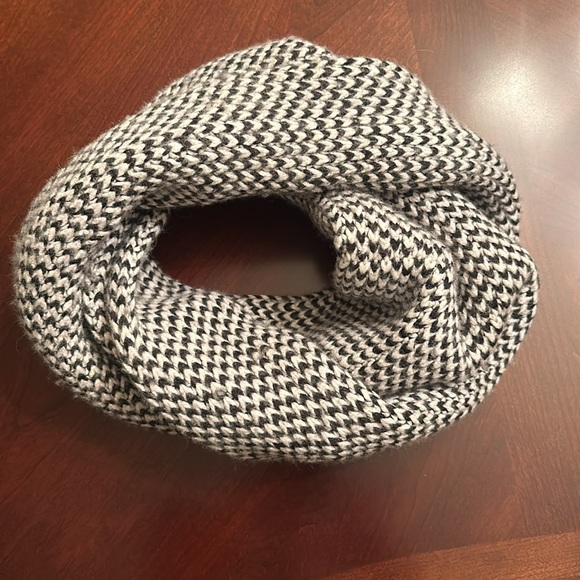 J crew infinity scarf tube black white herringbone euc classy super soft - Picture 2 of 7